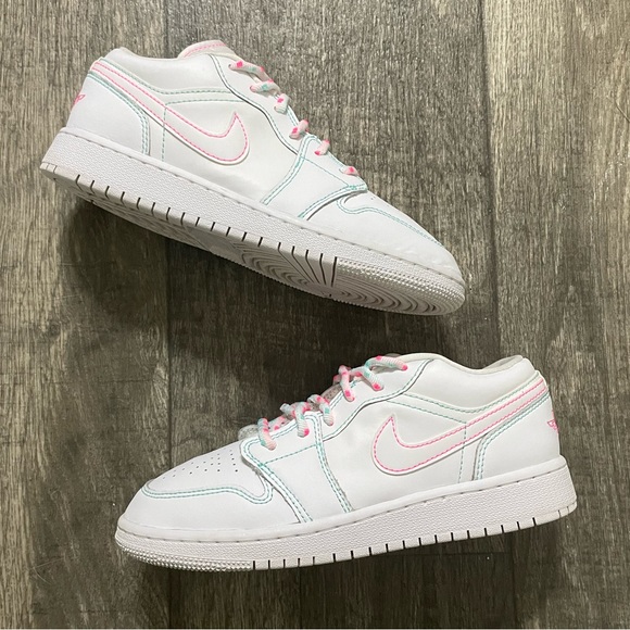AIR JORDAN 1 LOW AURORA GREEN PINK GS - Girls youth- 4Y = 5.5 women - Picture 2 of 12